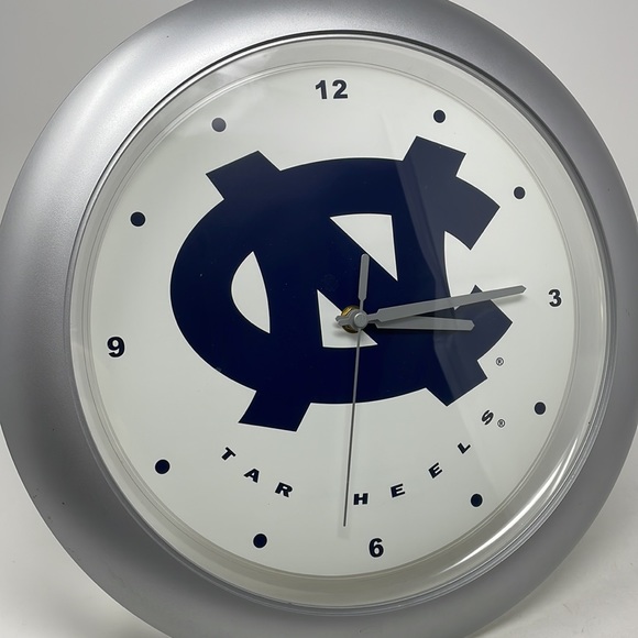 UNC Tar Heel Clock Battery Operated 13” Diameter - Picture 3 of 13